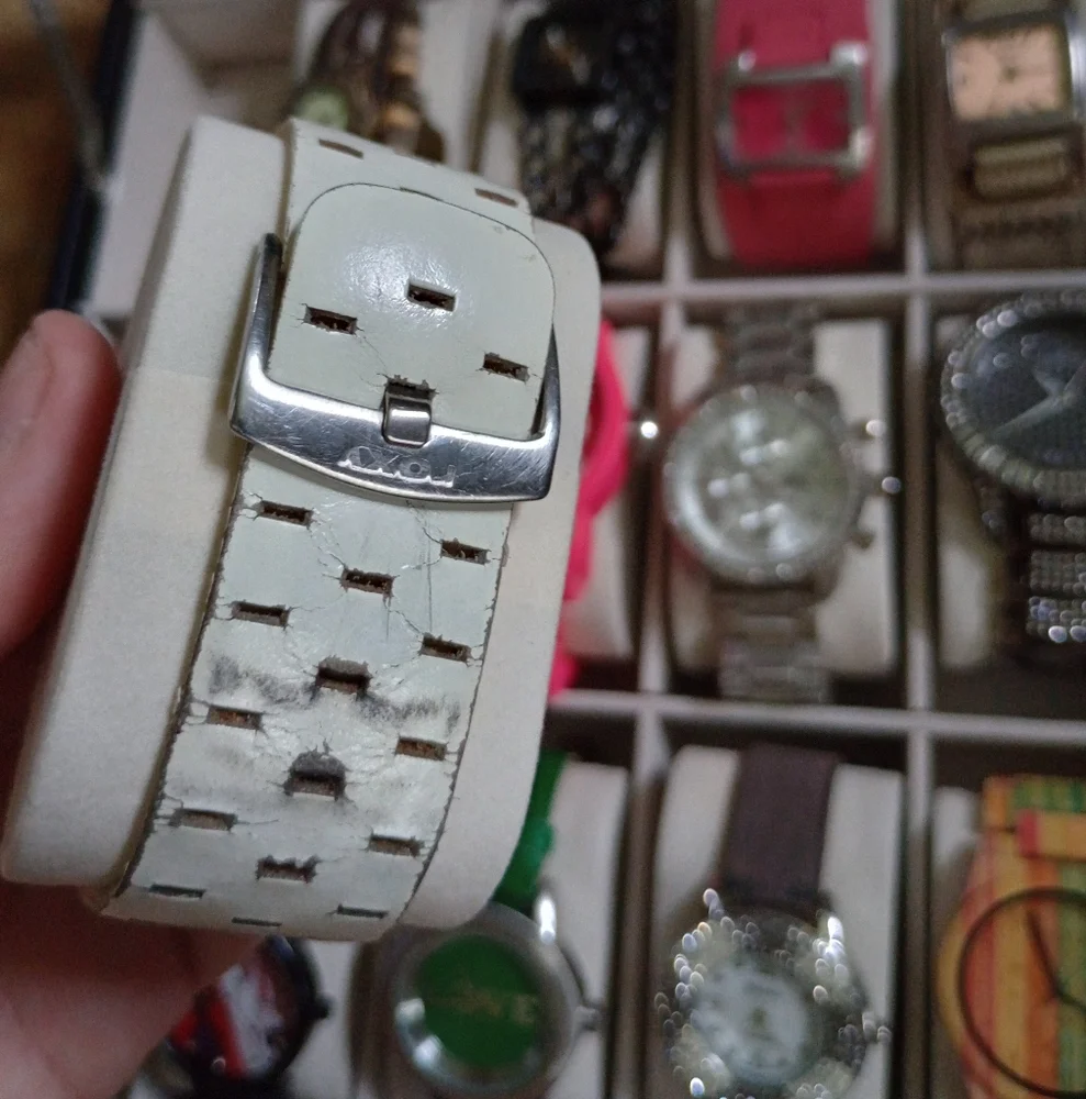 Y2K Roxy Leather Strap Watch - Picture 3 of 4